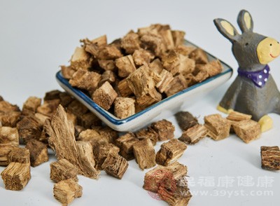 葛粉250克,荆芥穗50克,淡豆豉150克。将葛粉捣碎成细粉末,荆芥穗和淡豆豉用水煮6～7沸,去渣取汁,再将葛粉作面条放入汁中煮熟