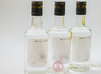一间售卖烟酒,一间售卖茶叶,在售卖茶叶的房间内有一暗门,门上张贴印有“人防工程”的图片 一间售卖烟酒,一间售卖茶叶,在售卖茶叶的房间内有一暗门,门上张贴印有“人防工程”的图片