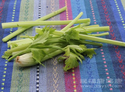 生活中經(jīng)常會(huì)有人多吃高纖維素食物，如蔬菜中的芹菜、白菜、空心菜，粗糧中的黃豆、燕麥和綠豆