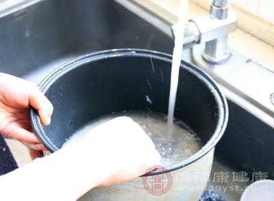 在蒸煮米饭的时候，可以把精米、糙米搭配煮