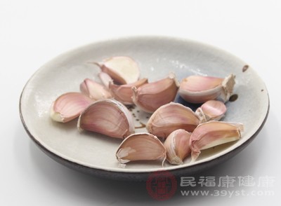 尽量减少食用大蒜、洋葱