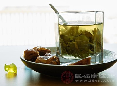 行經(jīng)期時不適合喝濃茶，濃茶含有大量的咖啡因