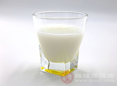 柑橘類水果或果汁含有有機(jī)酸，而酸可以使牛奶中的蛋白質(zhì)變性凝固，蛋白質(zhì)變性之后就很難吸收了