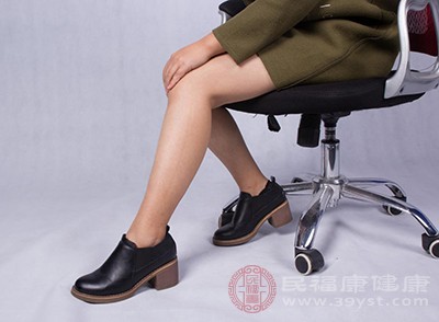 女性尿路感染症状 这些食物对尿路感染有帮助