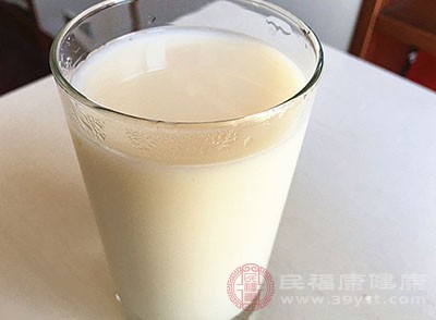 喝一杯牛奶可以消除口臭，也能补充钙