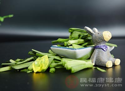 將韭菜洗凈切段，蝦仁解凍后瀝干水份