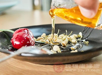 蜂蜜能鎮(zhèn)靜安神得益于其富含的葡萄糖、果糖