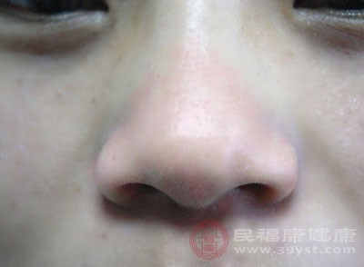 损伤鼻中组织，导致鼻出血