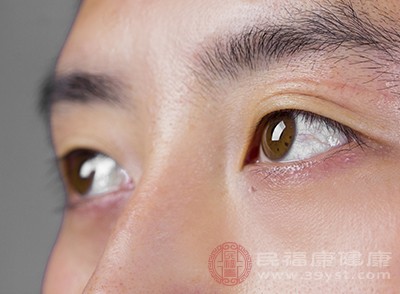 眼睛肿的原因 这样做可以缓解眼睛肿(2)