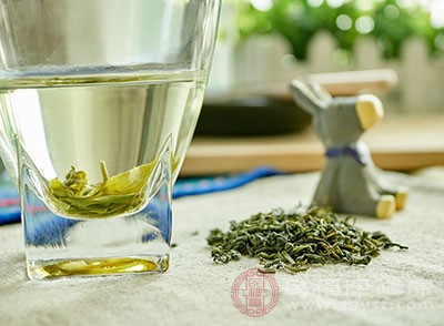 方法：置入适量适温的开水后，投入3-5克绿茶茶叶