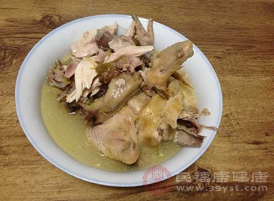 到了大寒时节很多人开始炖汤和羹。在南京一些人家会炖老母鸡汤