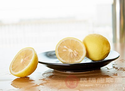 柠檬有效对抗感冒病毒，尤其是感冒初期适合饮用热柠檬水治疗