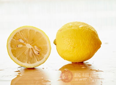 将阿魏草汁和柠檬汁混合在一起，能够有效缓解牙痛