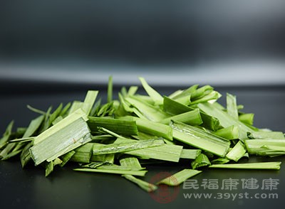 韭菜含有一种容易挥发的精油和一种硫化物