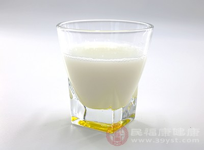 牛奶和豆浆中的钙元素和蛋白质的含量是非常丰富的