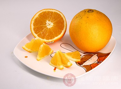 橙子皮中含有的香精油使橙子皮有特殊的清香