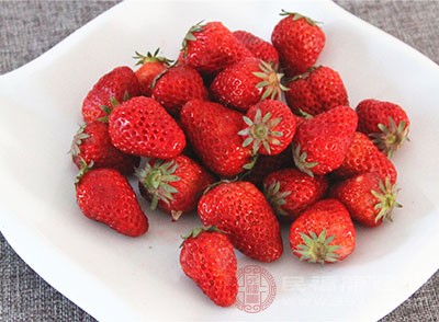 草莓营养配比合理，对宝宝生长发育有促进作用