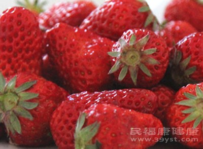 草莓可以保肝明目，杀菌消炎，补充营养