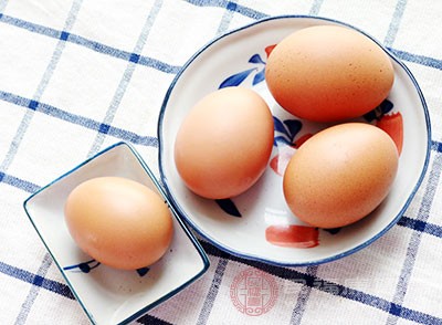 鸡蛋既能帮助吸收又能提供营养