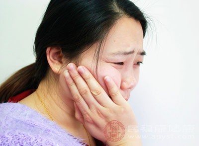 22岁女孩牙齿上长满“苔藓” 这样做预防牙周炎