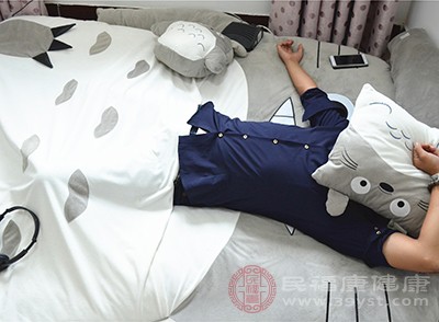 枕头的作用是使头与腰椎保持平衡