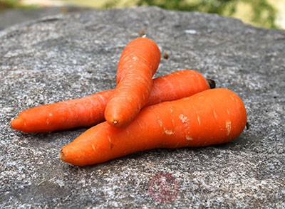 胡萝卜含有很高的维生素B、C