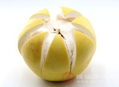 我们知道柚子虽然是有一点甜的，但是它是甜中带苦的