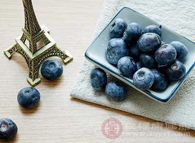 蓝莓可以搭配冰糖或者是酸奶一起食用