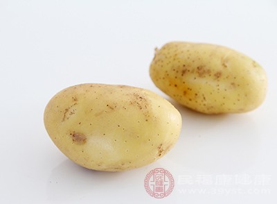 土豆炸至金黃色后倒入調(diào)好的汁