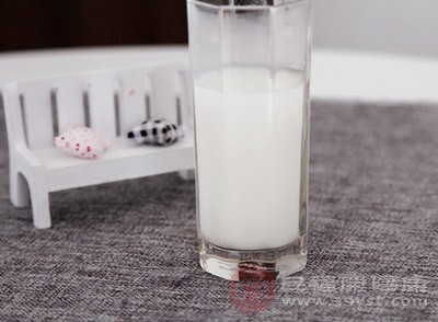 牛奶与酒混合，可使蛋白凝固