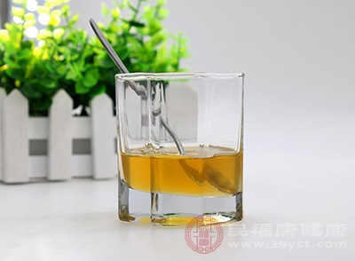 取鲜榨的果汁(市售的也可)加入蜂蜜和水