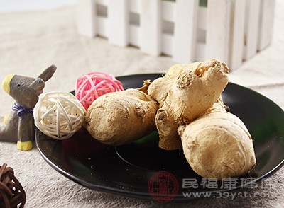 油烧热后爆香蒜茸、姜末、加入腐竹及虾皮