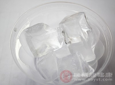 采取冰敷的方法对于消除眼袋具有一定的作用