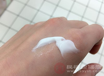 你可以选择专门的指甲护理产品，定期并坚持的涂抹在指甲上