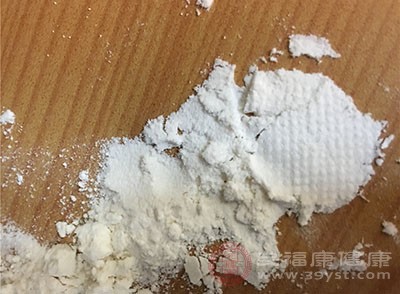 洗葡萄干我们只需要放少量的淀粉放进清水中