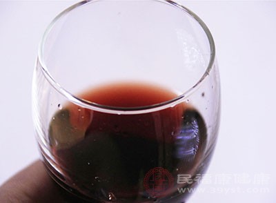 腹泻的人如果适量饮用葡萄酒能够缓解腹泻带来的不适