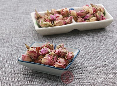 将茶叶和玫瑰花瓣放入一个大的搅拌碗中