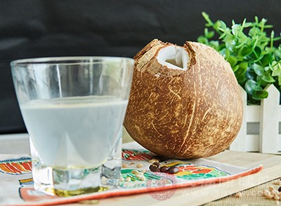 椰子汁中电解质浓度与血液相似，可用来防止剧烈运动后呕吐