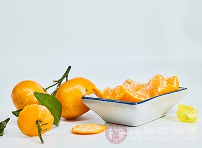橘子是一种性质温热的水果，所以过量食用的话会出现上火的症状