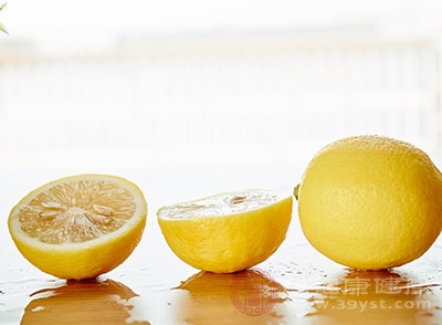 平时多吃一些柠檬或是用柠檬敷脸可以起到美白的作用