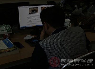 当人们晚睡、熬夜，就有可能导致内分泌失调