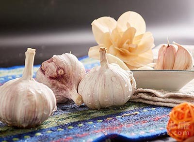 大蒜和洋葱等食物中含有产生特殊气味的物质