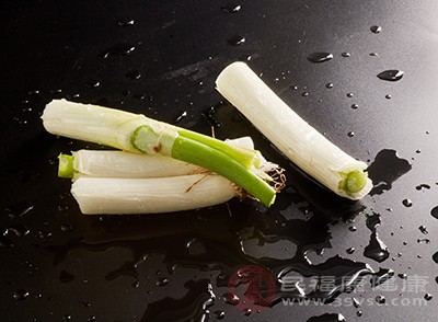 吃大葱可以帮助我们抑制细菌