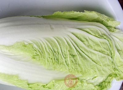 大白菜含有大量的粗纤维，可促进胃肠道蠕动