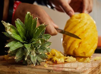 菠萝中含有菠萝蛋白酶和甙类物质