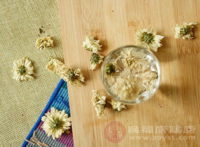 過(guò)敏體質(zhì)的朋友們經(jīng)常飲用菊花茶，那么就有可能會(huì)引發(fā)過(guò)敏癥狀