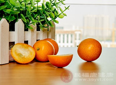 可取新鲜金橘5—6枚，洗净嚼服