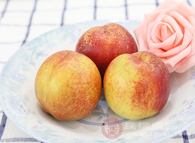 桃子含有丰富的膳食纤维和果胶