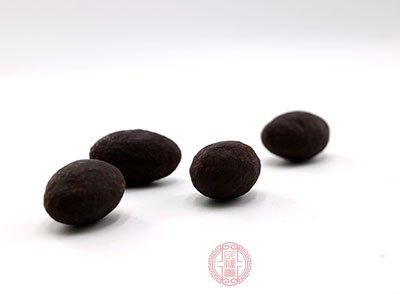 在选择巧克力时，要购买含有天然可可脂成份的纯正巧克力
