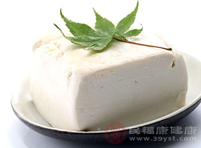 中医理论认为，豆腐味甘，性平，偏甘寒